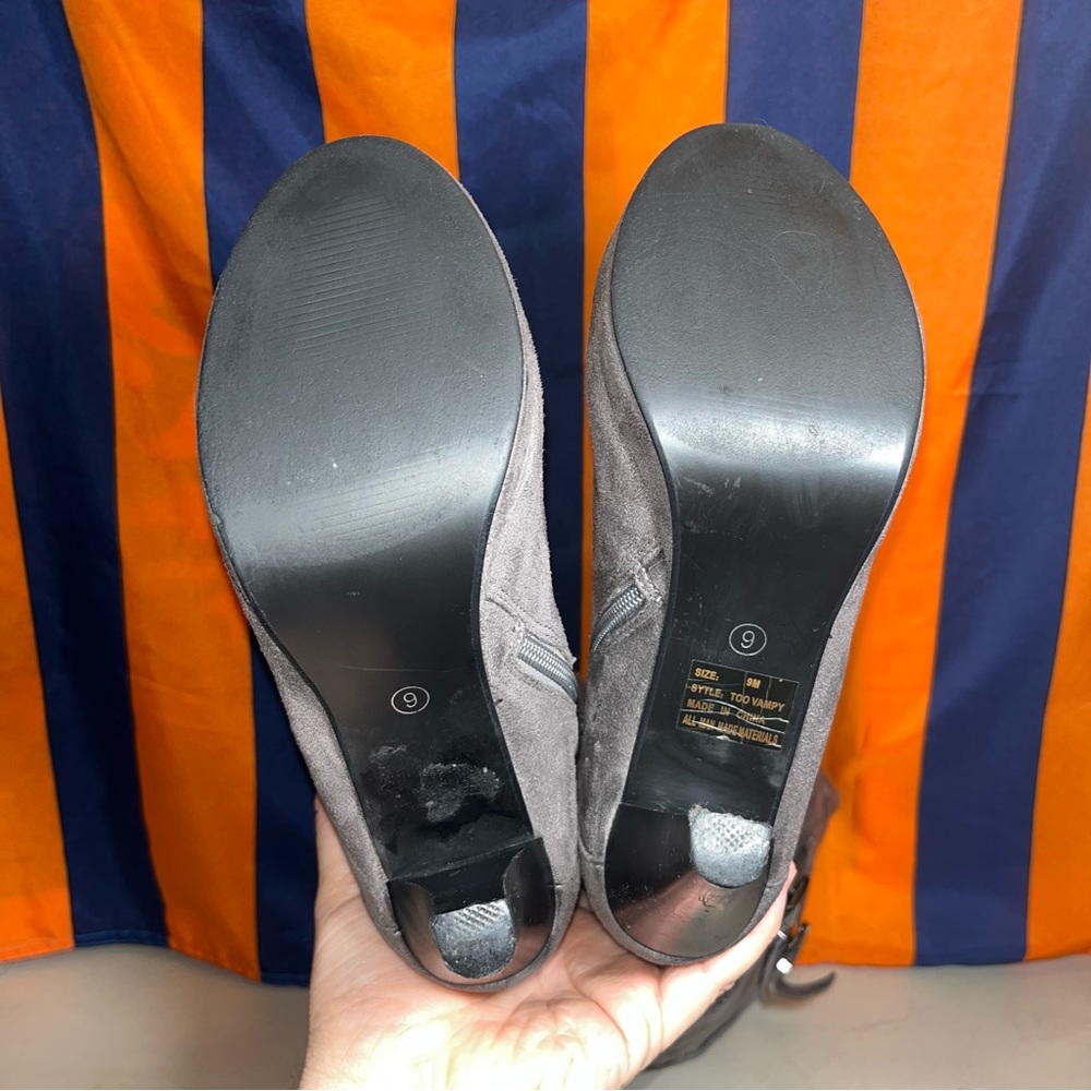 2 Lips Too Women's Too Vampy heel Boot size 9 gray color faux suede side zip - Picture 7 of 7